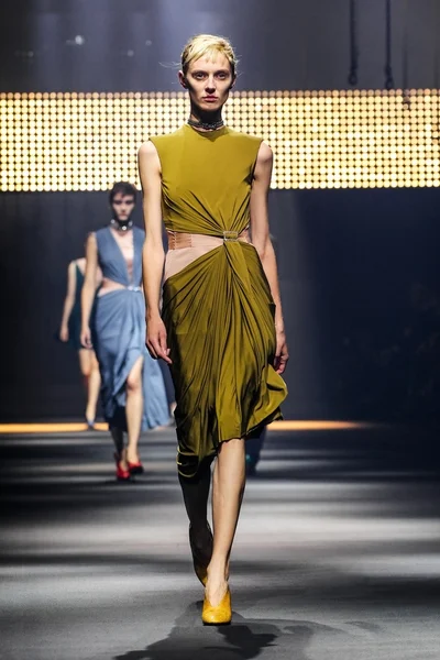 De Lanvin show als onderdeel van de Paris Fashion week Womenswear lente/zomer — Stockfoto