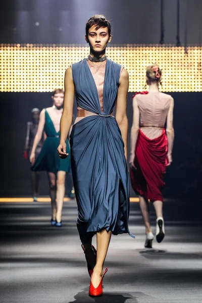 Bir modeli pist Lanvin gösterisi sırasında Paris Fashion Week kapsamında yürüyor