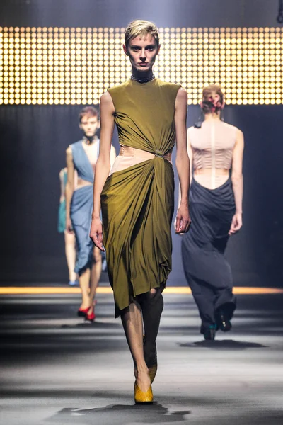 Bir modeli pist Lanvin gösterisi sırasında Paris Fashion Week kapsamında yürüyor