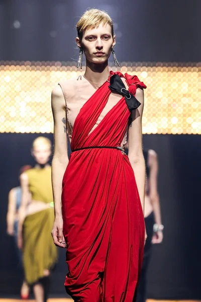 Bir modeli pist Lanvin gösterisi sırasında Paris Fashion Week kapsamında yürüyor