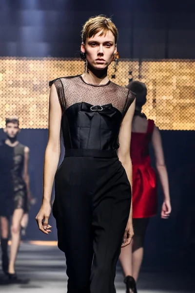 Una modelo camina por la pasarela durante el espectáculo de Lanvin como parte de la Semana de la Moda de París — Foto de Stock