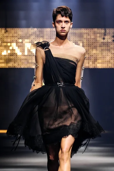 Bir modeli pist Lanvin gösterisi sırasında Paris Fashion Week kapsamında yürüyor 