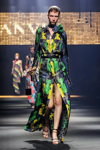 Bir modeli pist Lanvin gösterisi sırasında Paris Fashion Week kapsamında yürüyor 