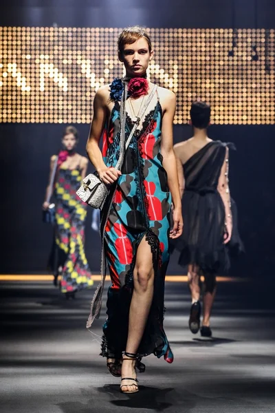 A modell sétál a kifutópálya alatt a Lanvin show részeként a párizsi Fashion Week — Stock Fotó