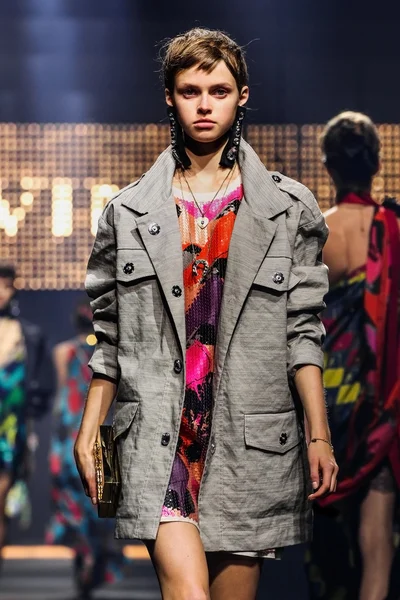  Bir modeli pist Lanvin gösterisi sırasında Paris Fashion Week kapsamında yürüyor