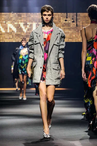  Bir modeli pist Lanvin gösterisi sırasında Paris Fashion Week kapsamında yürüyor