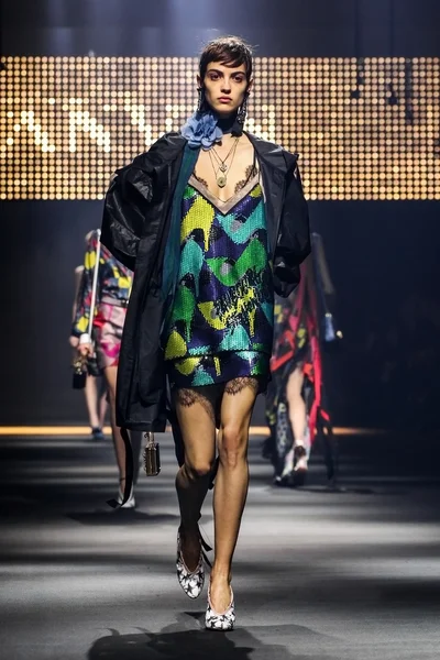  Bir modeli pist Lanvin gösterisi sırasında Paris Fashion Week kapsamında yürüyor