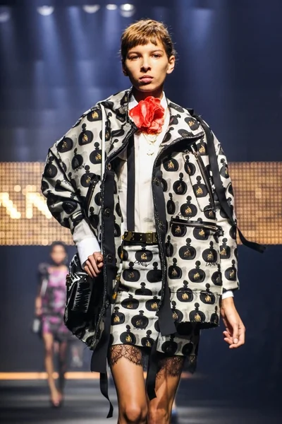  Bir modeli pist Lanvin gösterisi sırasında Paris Fashion Week kapsamında yürüyor