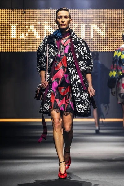 A modell sétál a kifutópálya alatt a Lanvin show részeként a párizsi Fashion Week — Stock Fotó