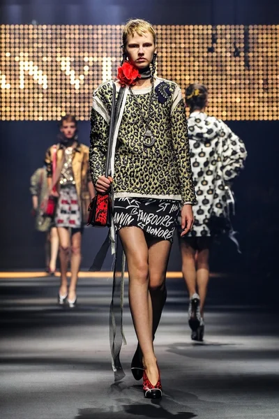  Bir modeli pist Lanvin gösterisi sırasında Paris Fashion Week kapsamında yürüyor