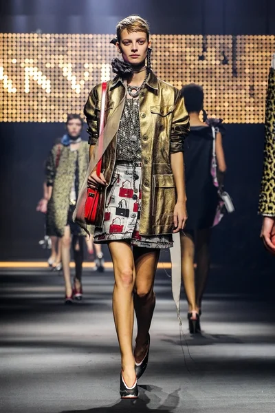  Bir modeli pist Lanvin gösterisi sırasında Paris Fashion Week kapsamında yürüyor