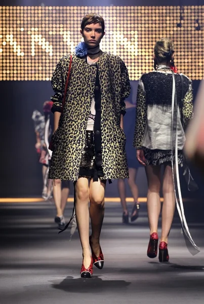  Bir modeli pist Lanvin gösterisi sırasında Paris Fashion Week kapsamında yürüyor