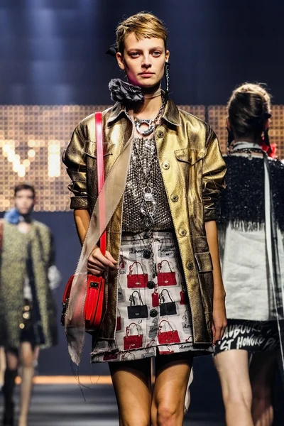 Un mannequin parcourt la piste lors du défilé Lanvin dans le cadre de la Fashion Week de Paris — Photo