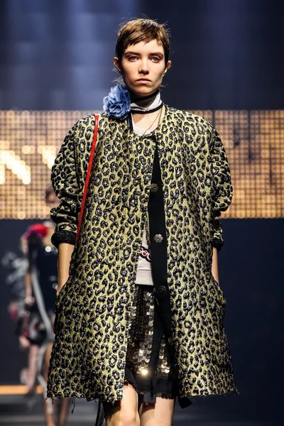  Bir modeli pist Lanvin gösterisi sırasında Paris Fashion Week kapsamında yürüyor