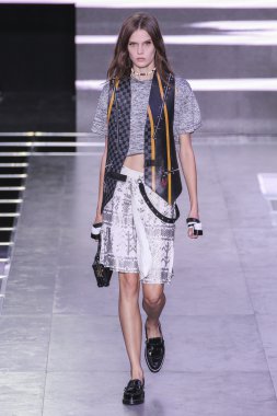 Louis Vuitton gösterisi