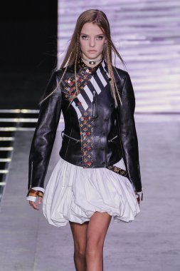 Louis Vuitton gösterisi