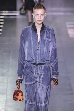 Louis Vuitton gösterisi