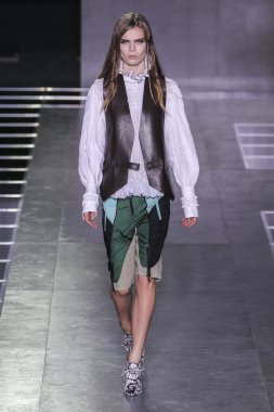 Louis Vuitton gösterisi