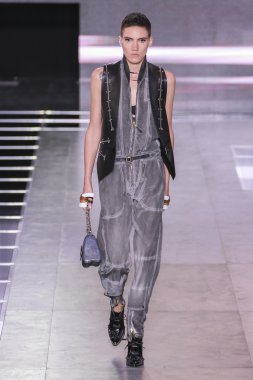 Louis Vuitton gösterisi