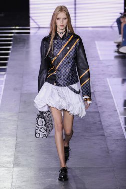 Louis Vuitton gösterisi