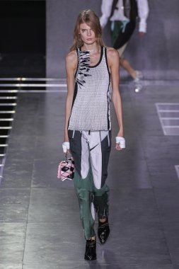 Louis Vuitton gösterisi