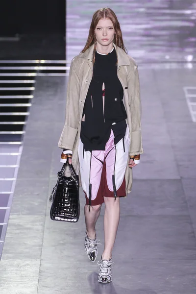 Louis Vuitton gösterisi