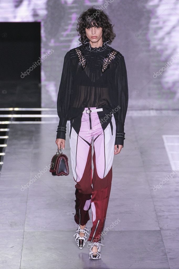 Louis Vuitton show – Stock Editorial Photo © fashionstock #106449948