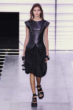 Louis Vuitton gösterisi