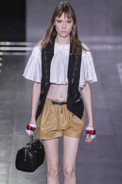 Louis Vuitton gösterisi
