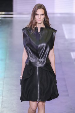  Louis Vuitton gösterisi