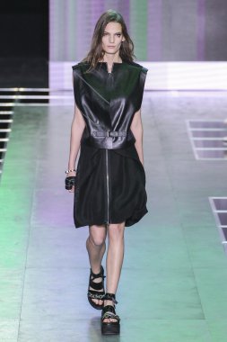  Louis Vuitton gösterisi