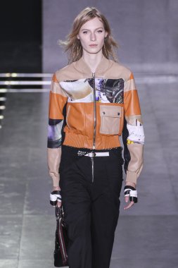  Louis Vuitton gösterisi