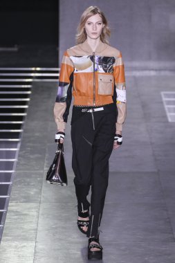  Louis Vuitton gösterisi