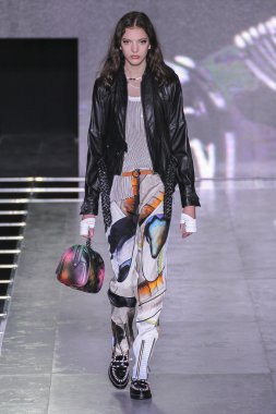  Louis Vuitton gösterisi