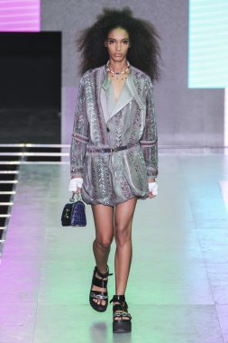  Louis Vuitton gösterisi