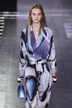  Louis Vuitton gösterisi