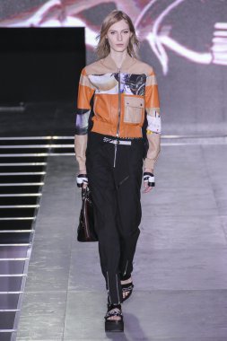  Louis Vuitton gösterisi