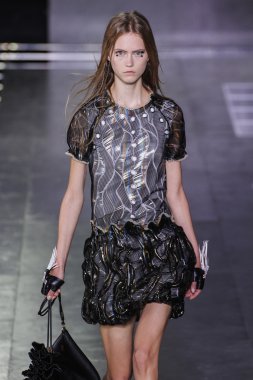  Louis Vuitton gösterisi