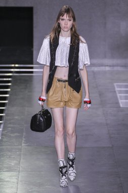  Louis Vuitton gösterisi