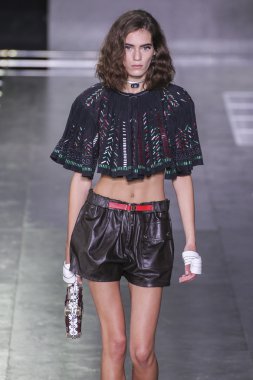  Louis Vuitton gösterisi