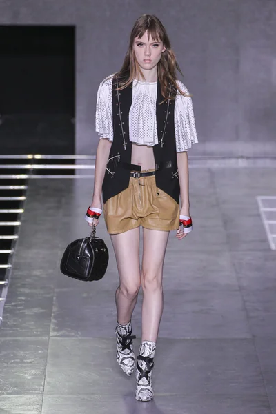  Louis Vuitton gösterisi