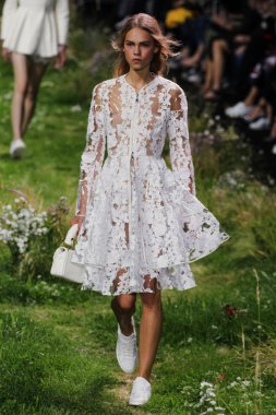  Moncler Gamme Rouge gösteri 