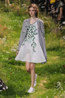  Moncler Gamme Rouge gösteri 