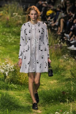  Moncler Gamme Rouge gösteri 