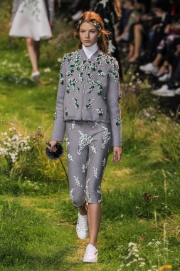  Moncler Gamme Rouge gösteri 