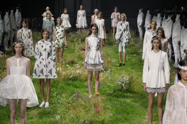  Moncler Gamme Rouge gösteri 