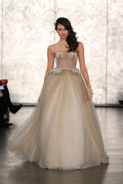 Inbal Dror gelin pist Show 