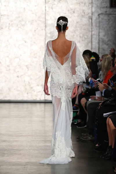 Inbal Dror svatební Runway Show — Stock fotografie