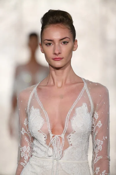 Inbal Dror desfile nupcial —  Fotos de Stock