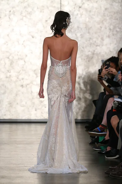 Inbal Dror svatební Runway Show — Stock fotografie